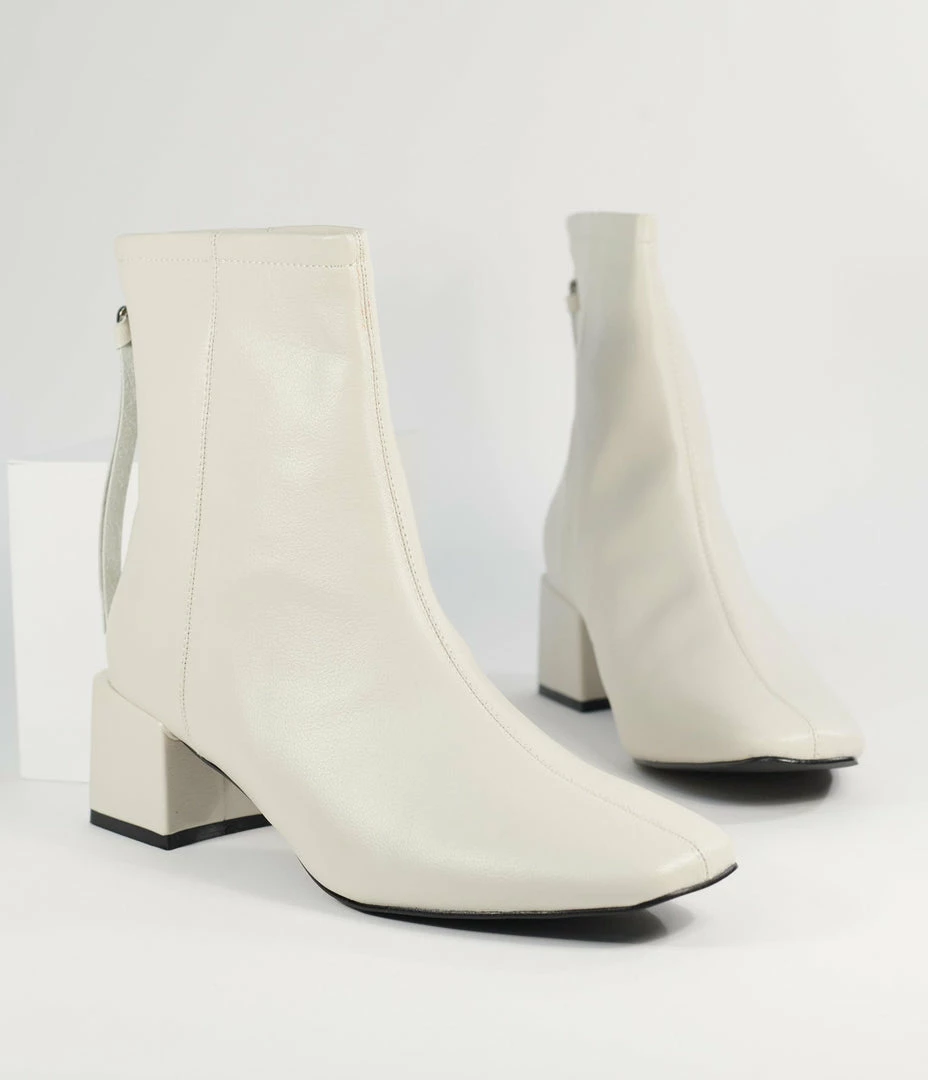Unique Vintage White Leatherette Mod Sinatra Bootie
