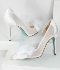 Betsey Johnson ( Steve Madden Daniel Friedman) Betsey Johnson Ivory Bow Bridal Heels Shoes