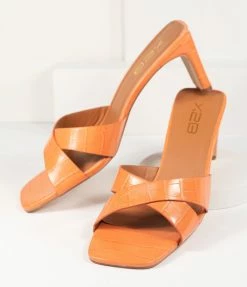 Verona Collection Retro Style Brown Embossed Crocodile Heels