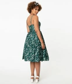 Sale Unique Vintage 1950s Green & Ivory Leaf Print Reed Swing Dress