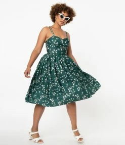 Sale Unique Vintage 1950s Green & Ivory Leaf Print Reed Swing Dress