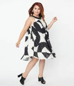 Smak Parlour Plus Size Black & Cream Geometric Pleated Shift Dress