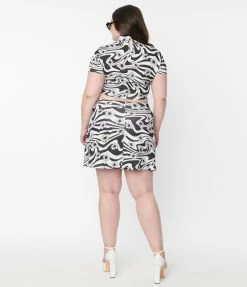 Sale Smak Parlour Plus Size Black & White Psychedelic Floral Mini Skirt