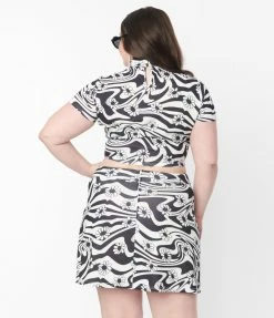 Smak Parlour Plus Size Black & White Psychedelic Floral Crop Top