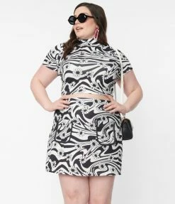 Smak Parlour Plus Size Black & White Psychedelic Floral Crop Top