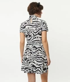 Clothing Smak Parlour Black & White Psychedelic Floral Crop Top