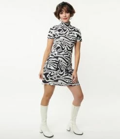 Clothing Smak Parlour Black & White Psychedelic Floral Crop Top