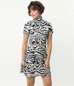 Clothing Smak Parlour Black & White Psychedelic Floral Crop Top