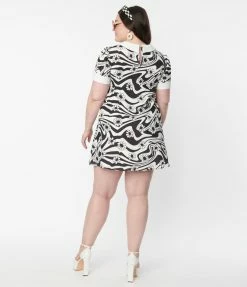 Smak Parlour Plus Size Black & White Psychedelic Floral Print Mini Dress