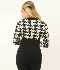 Unique Vintage 1950s Black & Ivory Houndstooth Sweater
