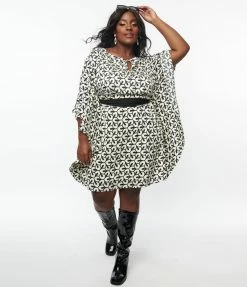 Smak Parlour Plus Size Ivory & Black Groovy Horseshoe Print Caftan