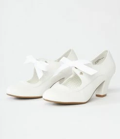 Pleaser Vintage White Leatherette Wiggle Bow Heels