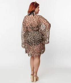 Tops Unique Vintage 1970s Brown Leopard Coverup