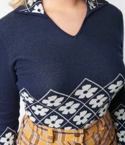 Collectif (Bright & Beautiful) Trending Bright & Beautiful Navy & White Daisy Sweater